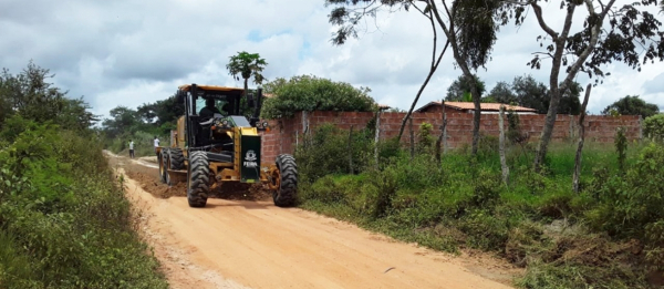 Prefeitura de Feira segue levando melhorias para as estradas na zona rural