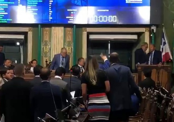 Presidente da Câmara Municipal e líder do governo discutem no plenário; assista