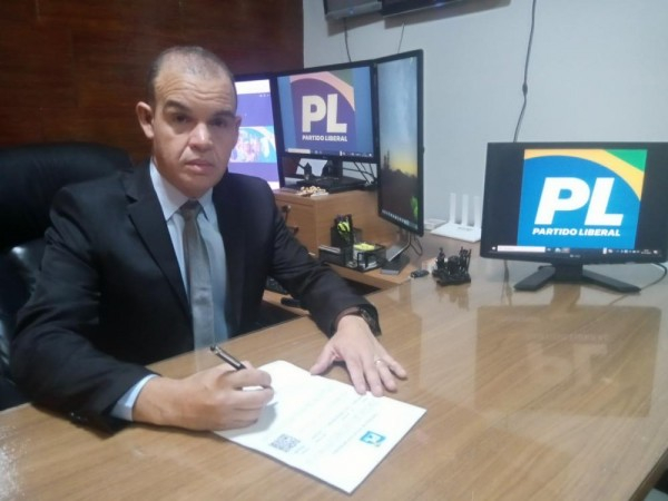 Presidente do PL de Feira, Raimundo Júnior entra na Justiça contra vários partidos