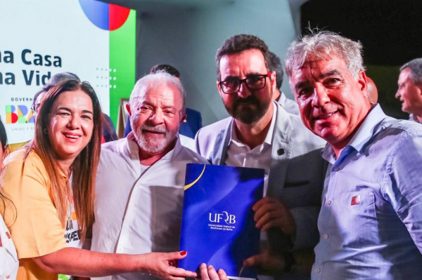 Presidente Lula recebe projeto da construção de Campus e ampliação da UFRB em Feira