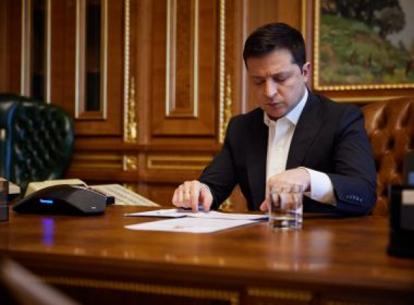 Presidente ucraniano suspende 11 partidos de oposição por supostamente serem pró-Rússia
