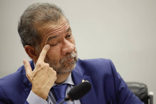 Pressão aumenta e Lula já cogita demitir Lupi, dizem auxiliares do presidente