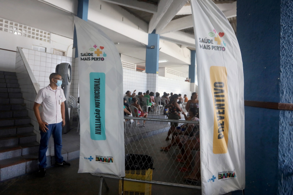 Primeira edição do projeto Saúde Mais Perto, em Paripe, recebe visita do governador Jerônimo Rodrigues