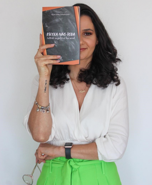 Professora lança livro sobre educação