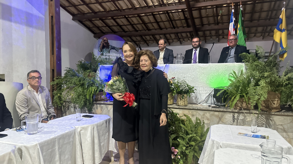 Professora Rita de Cássia Braz recebe título de Cidadã Rio-contense em cerimônia emocionante na Bahia