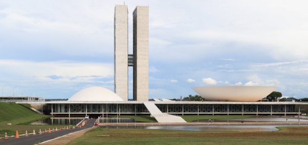 Proposta que turbina salário de juízes consumiria verba de concursos e reajustes, diz governo