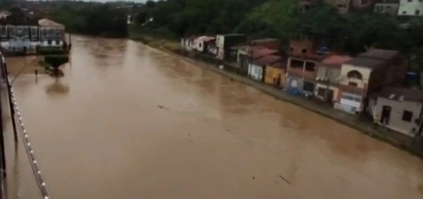 Rio Subaé transborda após fortes chuvas e 80 famílias ficam desabrigadas em Santo Amaro