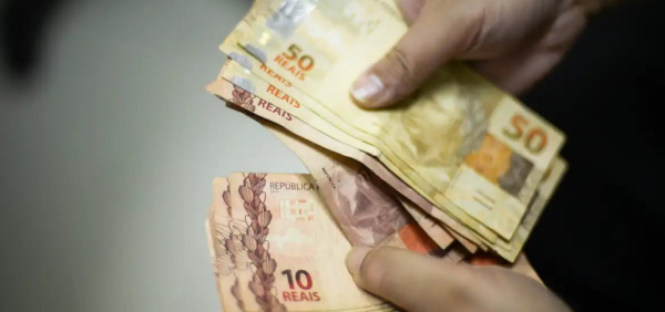 Salário mínimo deve aumentar para aproximadamente R$ 1.412 em 2024