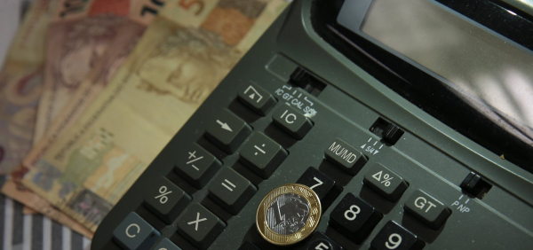 Salário mínimo em 2025 poderá ser de R$ 1.502, prevê governo Lula