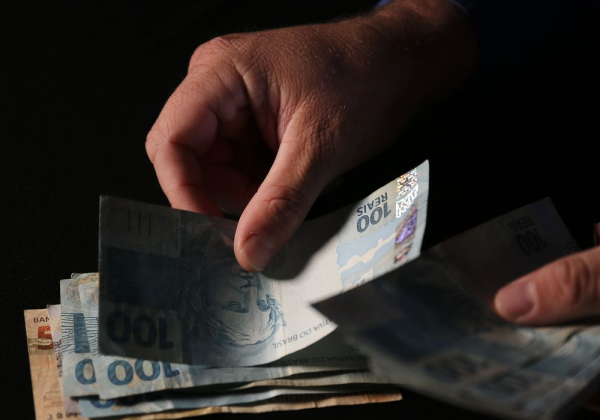 Salário mínimo nacional aumenta e sai de R$ 1.212 para R$1.302