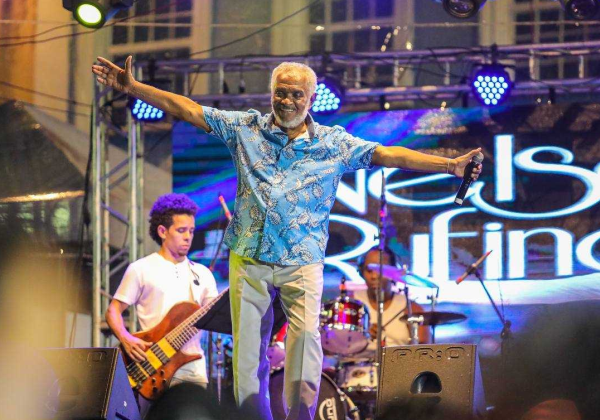 Samba de Nelson Rufino encerra terceira noite do palco principal do Carnaval do Pelô