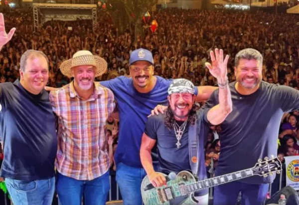 SÃO GONÇALO DOS CAMPOS: Bell Marques anima multidão e prefeito oferece recompensa por celulares recuperados