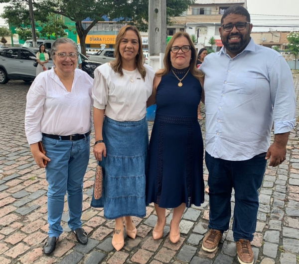 Secretária de Saúde da Bahia,  Roberta Santana,  e diretora do  Clériston Andrade, Cristiana França, participam  da missa de aniversário de 164 anos da Santa Casa  de Misericórdia de Feira de Santana