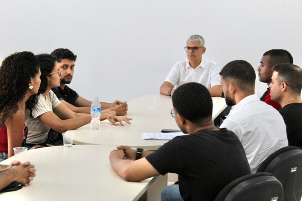 Secretário de Educação recebe candidatos do concurso e encaminha questionamentos à banca organizadora