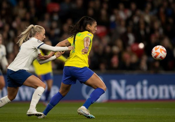 Seleção marca no fim, mas perde Finalíssima feminina nos pênaltis