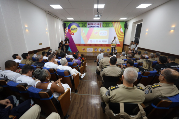 SSP apresenta balanço do primeiro dia do Carnaval de Salvador em reunião com a presença do governador