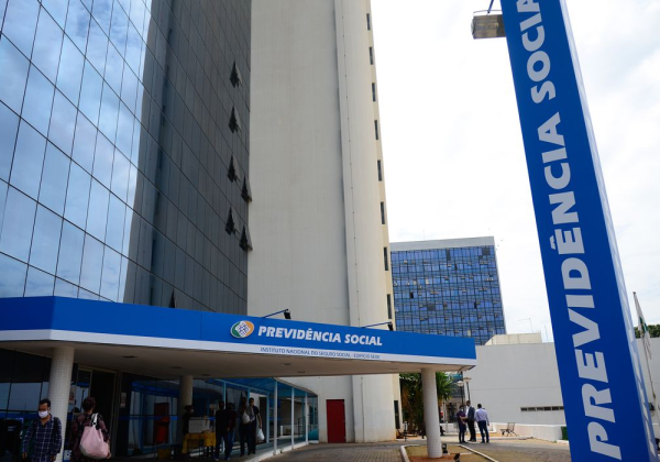 STF adia julgamento sobre revisão da vida toda do INSS