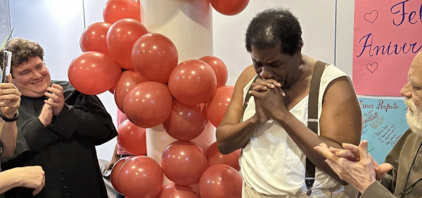Tony Tornado completa 93 anos e se emociona com festa surpresa de colegas