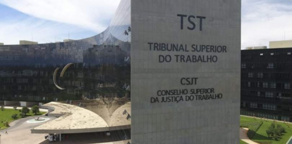 TST mantém justa causa de empregado que tentou beijar colega à força