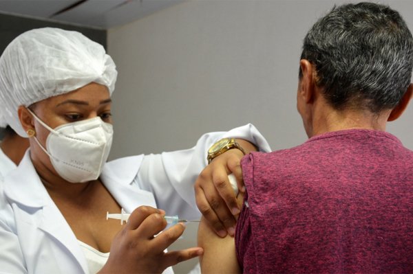 Vacinação contra a Covid-19 no Shopping Popular e nas unidades de saúde nesta sexta
