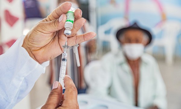 Vacinas contra Covid-19 fazem número de mortalidade cair em até 51% entre idosos