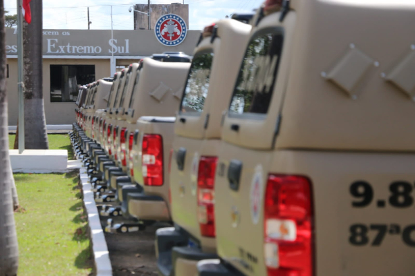 Viaturas semiblindadas e novas sedes da PM e Bombeiros são entregues em Teixeira de Freitas