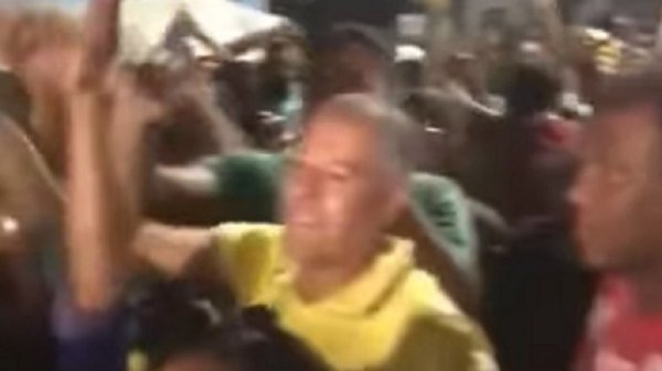 Vídeo: Prefeito cai no pagode e curte paredão em Alagoinhas