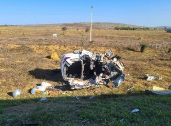 Vitória da Conquista: Duas pessoas morrem em batida entre carro e caminhão