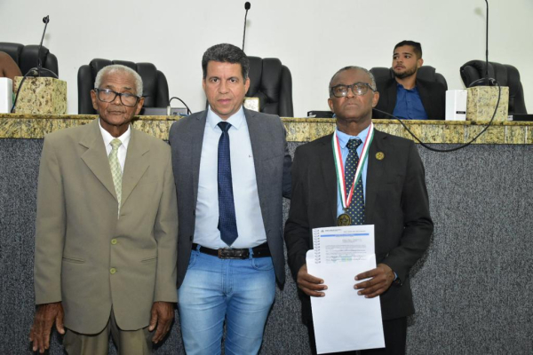 'Viveu para servir ao próximo', diz neto da professora Crispina, homenageada pela Câmara de Feira