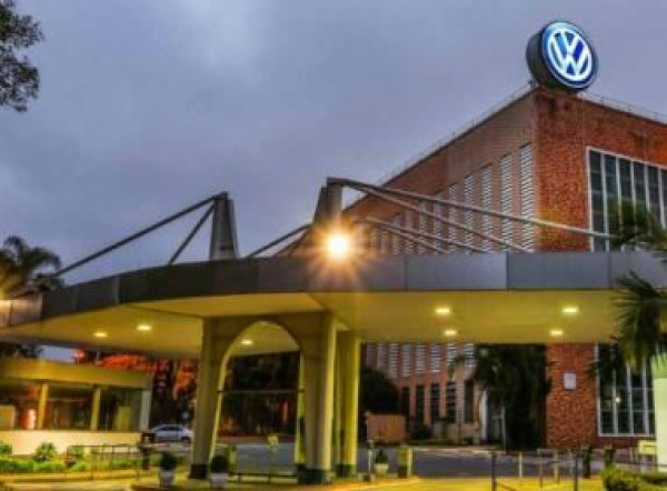 Volks reduz turnos e suspende contratos de trabalho por falta de componentes de produção