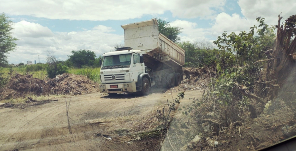 voltar Secretaria de Serviços Públicos flagra descarte de entulho na Lagoa Grande