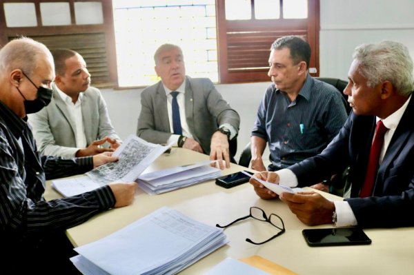 Zé Neto entrega projeto de reforma e requalificação da Praça do Tomba à Secretaria de Desenvolvimento Urbano de Feira