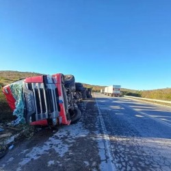 Acidente com carreta na BR-116 deixa mulher e bebê de 10 meses mortos