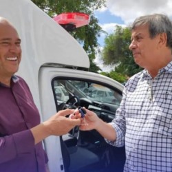 Binho Galinha e Colbert Martins entregam ambulância em Maria Quitéria 