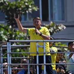 Bolsonaro volta a Copacabana, tenta focar anistia e deixa protestos contra Lula em 2º plano