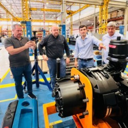 Colbert Filho visita fábrica de ônibus elétricos da BYD