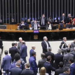 DERROTA DO GOVERNO LULA: Aprovado pedido de urgência para projeto que suspende aumento do IOF