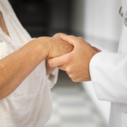 Justiça condena hospital por contratação de falso médico que atendeu na pandemia