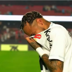 Neymar deixa campo chorando após sofrer maior goleada da carreira