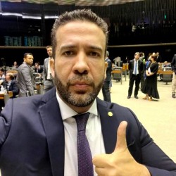 Pedido de cassação de André Janones avança na Câmara dos Deputados