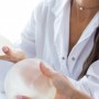 Anvisa proíbe uso de próteses mamárias e glúteas após identificar quase 50 irregularidades graves