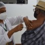 Aplicação da primeira, segunda e terceira dose contra Covid continua nesta segunda-feira (27)