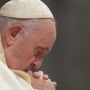 Após piora no quadro com crise respiratória, Vaticano atualiza quadro de saúde do Papa