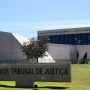 Arma de brinquedo no roubo gera grave ameaça, decide STJ