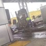 Carreta bate em cabine de pedágio e funcionária é arrastada pelo impacto