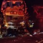 Colisão entre dois ônibus e uma carreta deixa cinco mortos no interior na Bahia