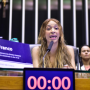 Deputada Erika Hilton é primeira mulher trans a presidir sessão na Câmara