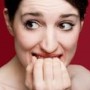 Desvendando os riscos: o que acontece com seus dentes ao roer unhas
