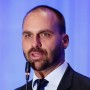 Eduardo Bolsonaro questiona gastos de Lula na coroação de Charles III