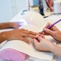 Estudo alerta sobre o perigo das cabines de secagem de unhas em gel